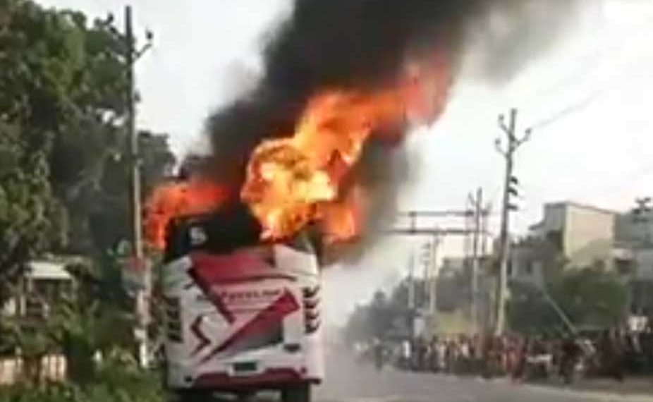 সাতক্ষীরায় হঠাৎ আগুনে পুড়ল দাঁড়িয়ে থাকা যাত্রীশূন্য বাস